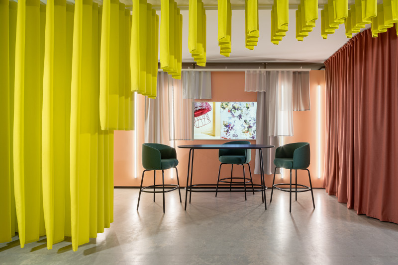 Création Baumann gordijnstoffen als ruimteverdeler in een modern interieur