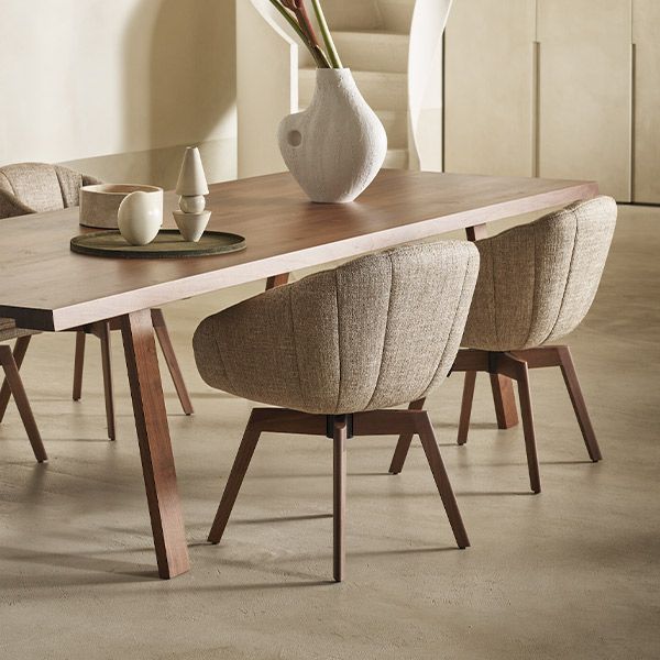 Montis eettafel met comfortabele stoelen in een warm interieur